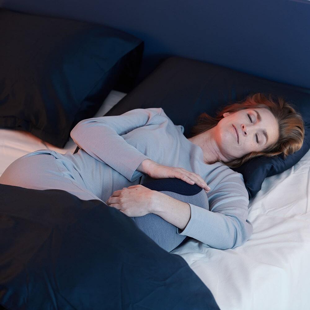 Vrouw slapend in bed met de Somnox 2 Adem- & Slaaprobot